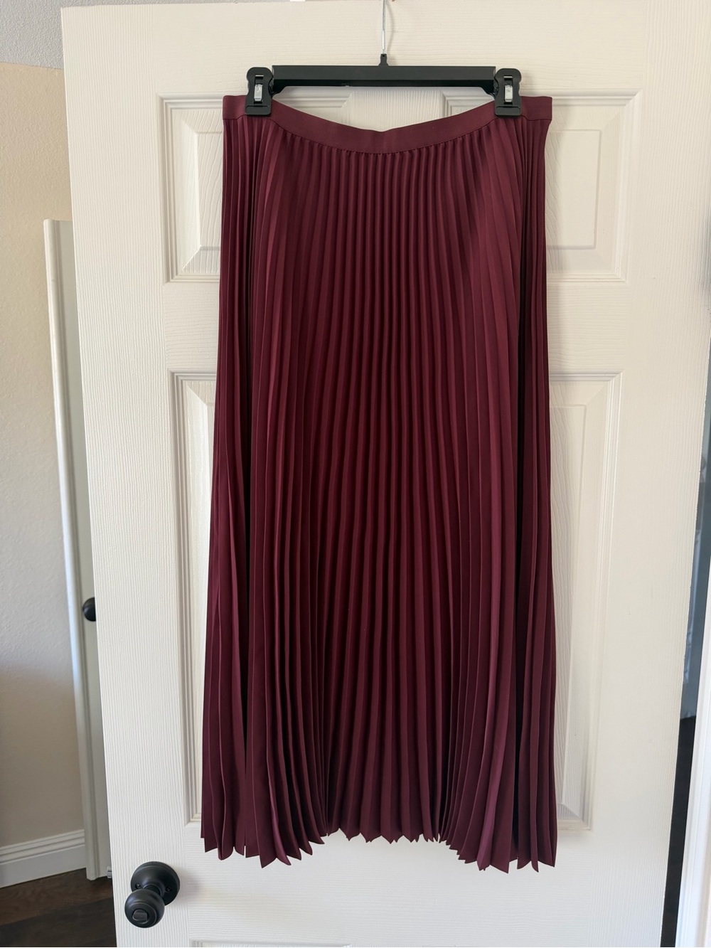 Aritzia Babaton pleated skirt in Burgundy - Picture 1 of 3